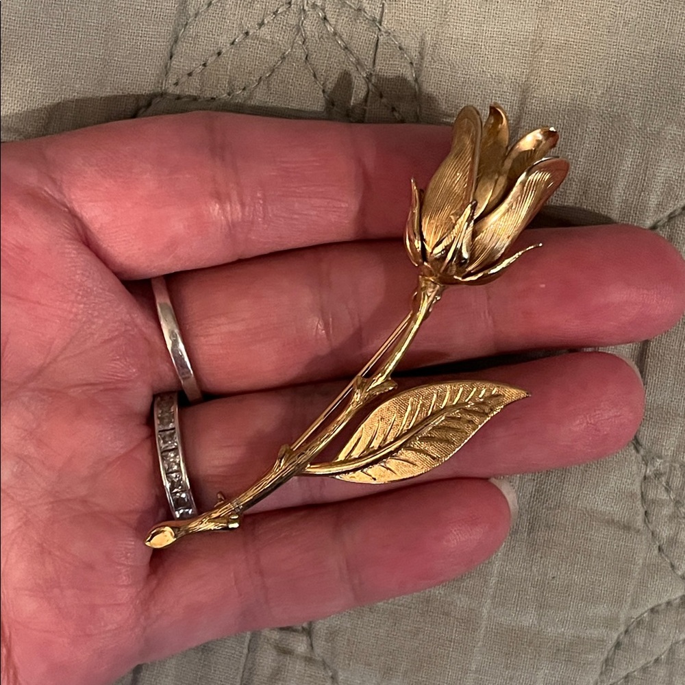 Vintage Gold Metal Rose brooch - realistic solitaire stem rose